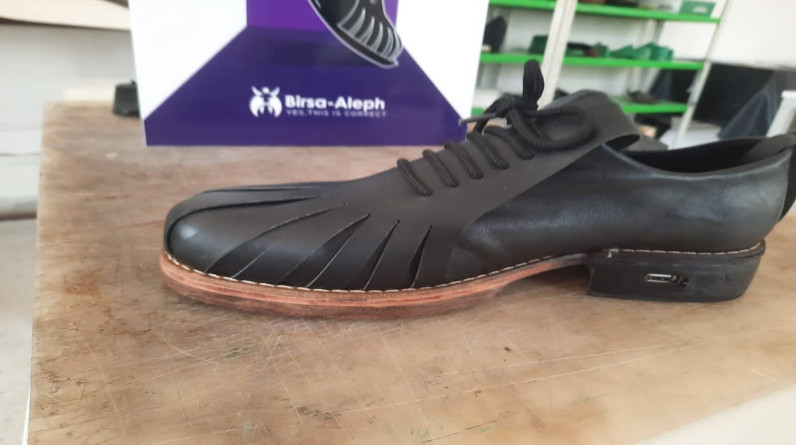 امشِ واشحن أجهزتك.. شاب تونسي يبتكر حذاء ذكياً يولد الكهرباء